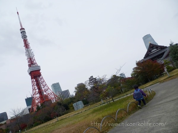 東京タワーの展望台を満喫する3歳児